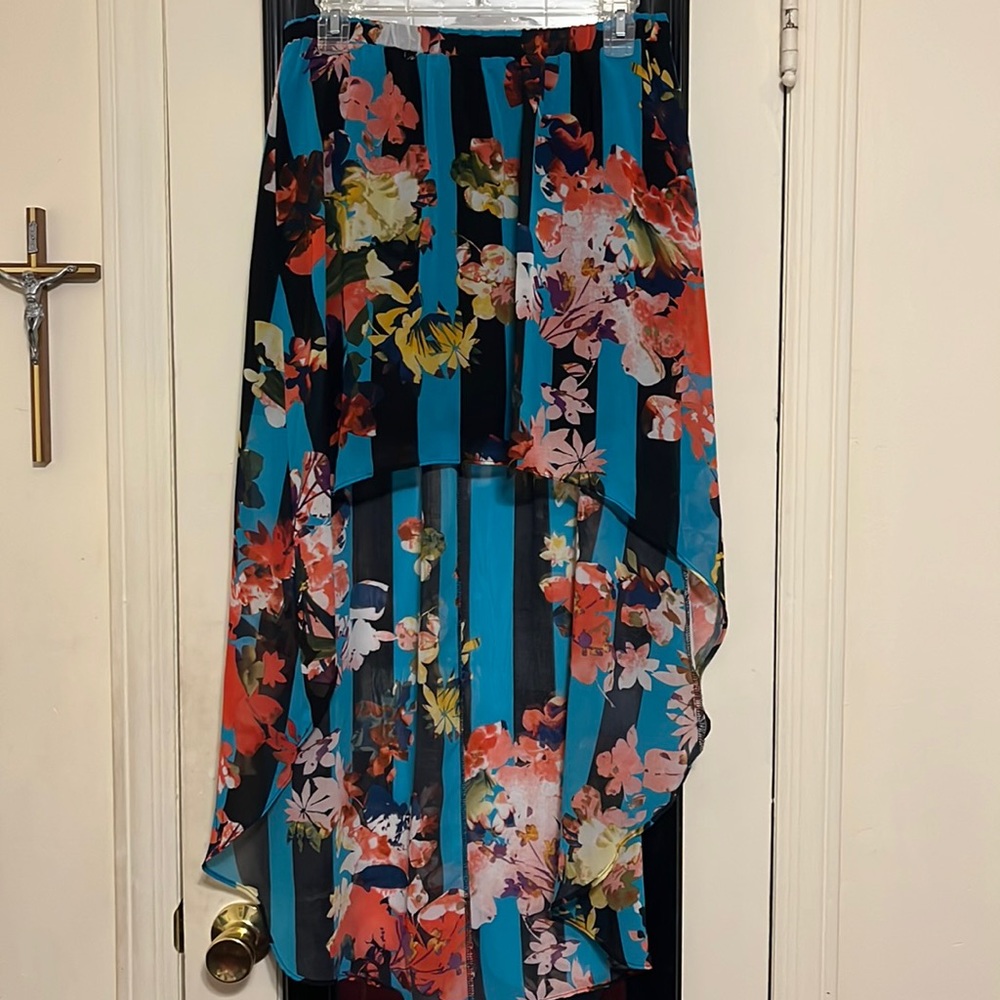 High to low large floral patterned skirt